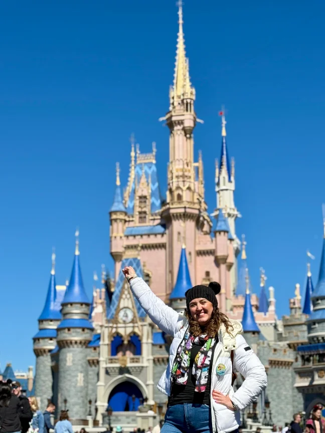 App da Disney no celular, em frente ao castelo