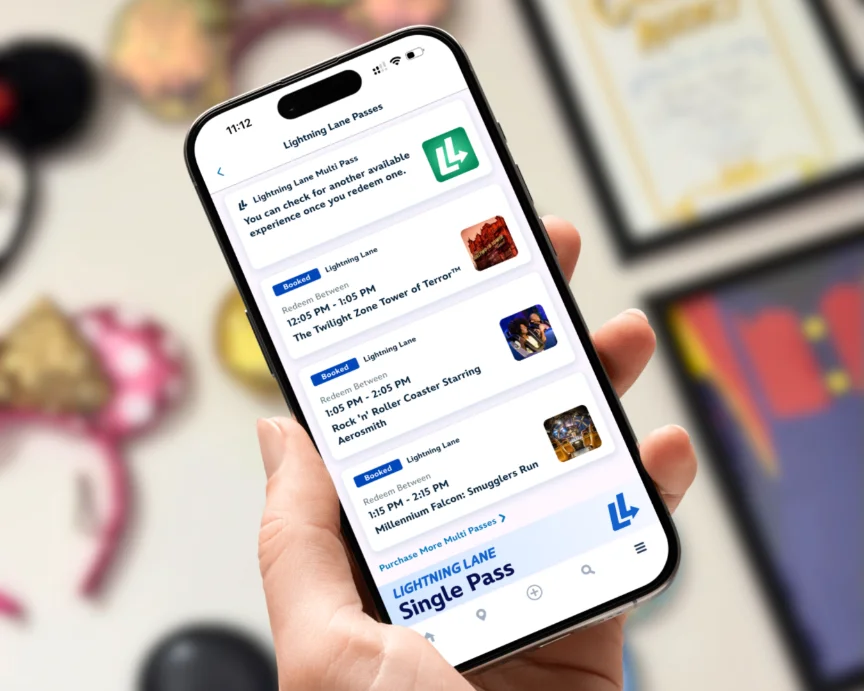 Mão segurando celular com app de parque aberto